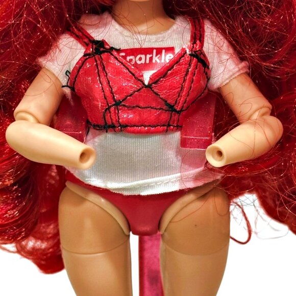 Rainbow High Series 1 RUBY ANDERSON Red Fashion Doll Stand Storage Bag *NO HANDS - Picture 9 of 9